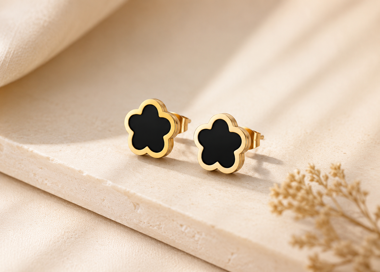 Black Clover Stud Earrings in Gold-Plated Stainless Steel – Minimalist Flower Earrings